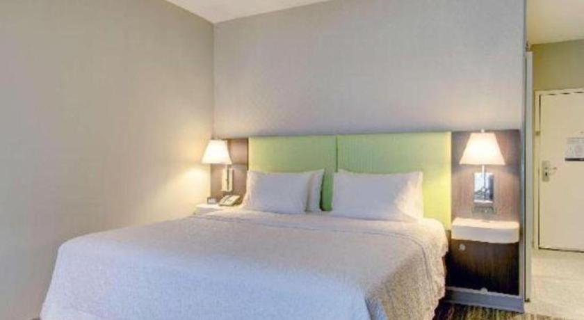 Hampton & Boston/stoughton Hotel