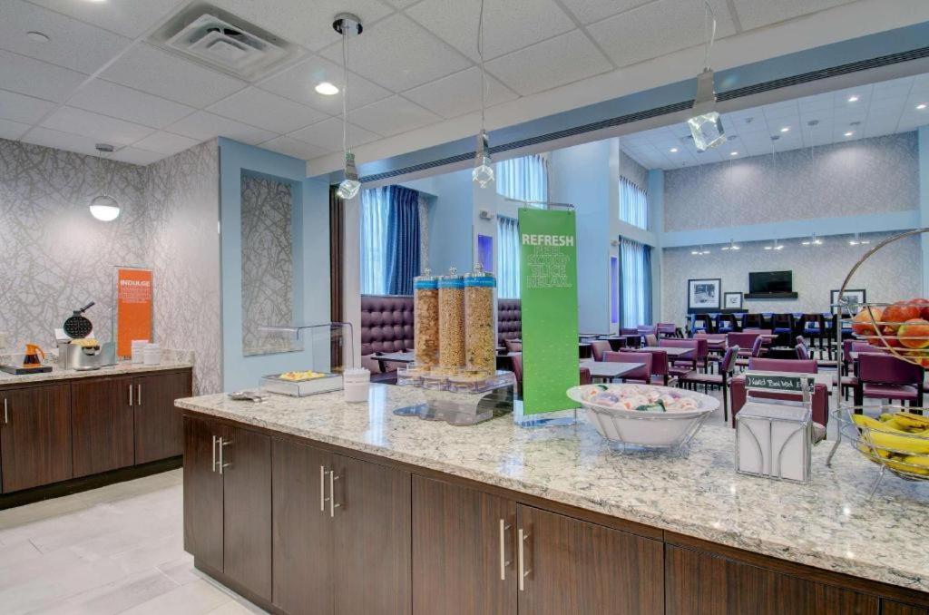 Hampton & Boston/stoughton Hotel